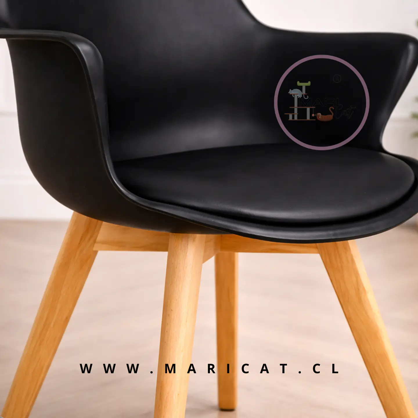 Butaca Eames Tulip Negro Acolchada con Base de Madera 2