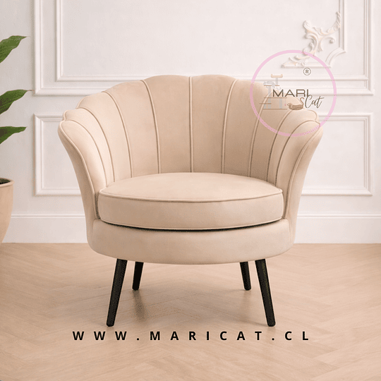 Poltrona Pétalo Felpa Beige con Patas de Metal Doradas o Negras – Diseño Compacto y Elegante