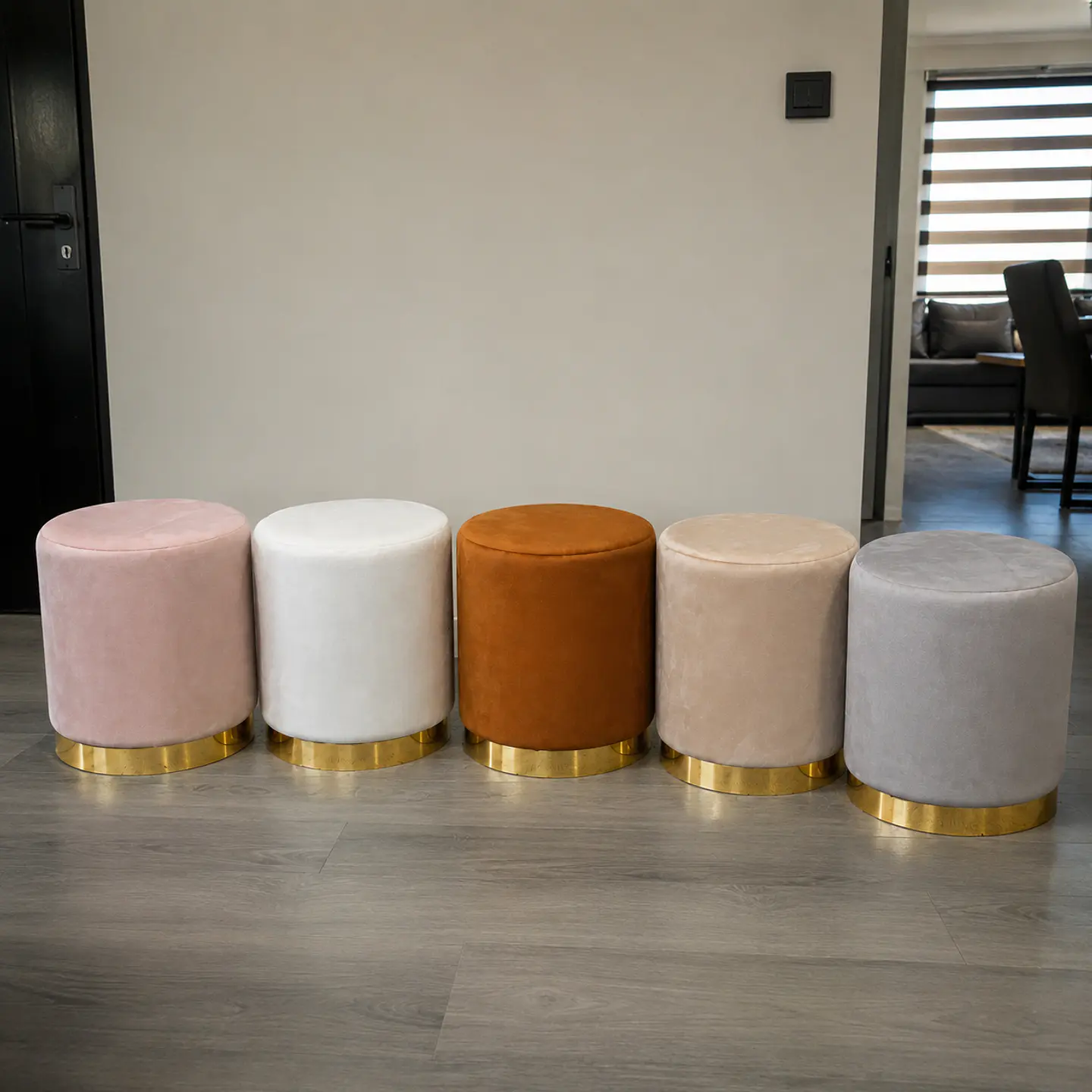 Puff Velvet con Base Dorada Negro – Multifuncional 2