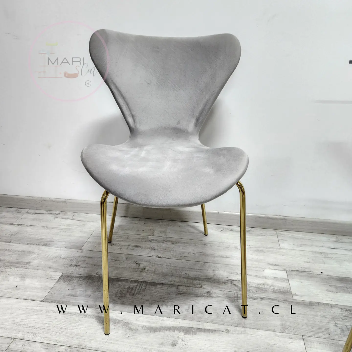Silla Corazón Felpa Gris con Patas Gold 2