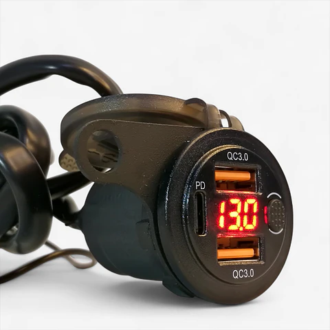 Cargador USB Moto Carga Rapida QC3 + Tipo C PD y Voltímetro 