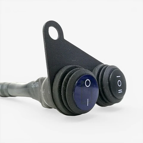Switch Doble para Exploradoras y Estacionarias de Moto con Base