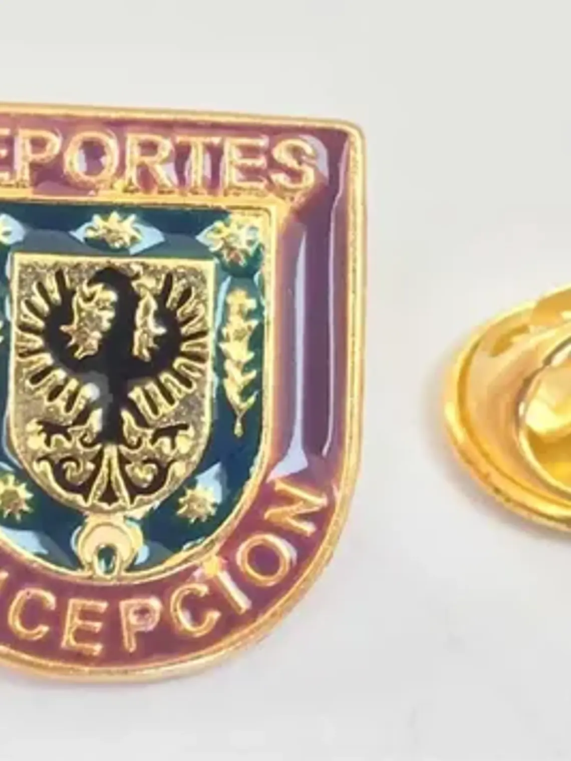 Pin Deportes Concepcion Morado Y Dorado Escudo 3