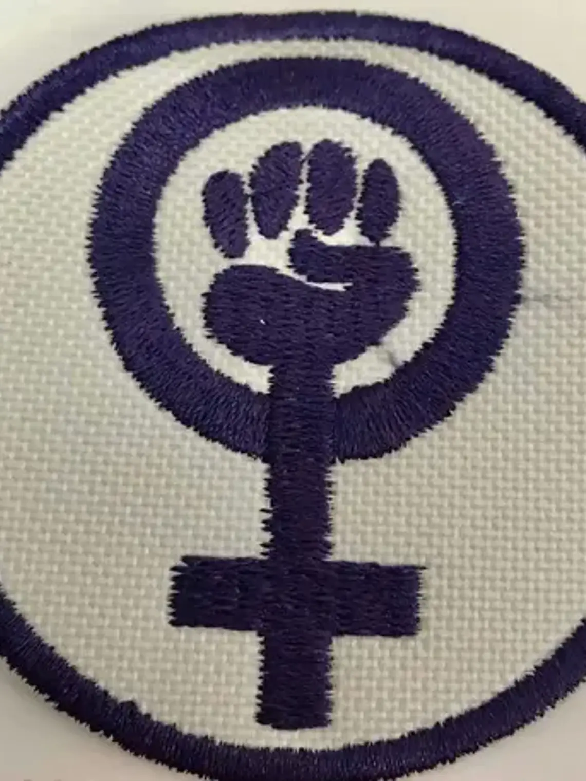 Parche Feminista Blanco Y Morado Símbolo Feminista (puño Dentro Del Símbolo De Venus) 1