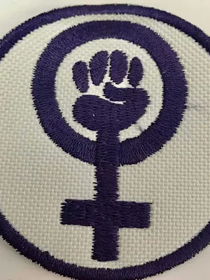 Parche Feminista Blanco Y Morado Símbolo Feminista (puño Dentro Del Símbolo De Venus)