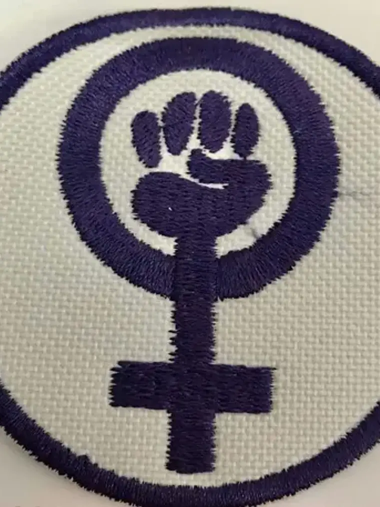 Parche Feminista Blanco Y Morado Símbolo Feminista (puño Dentro Del Símbolo De Venus) 1
