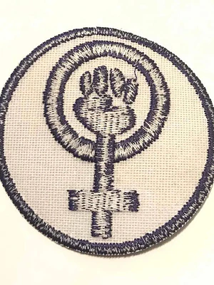 Parche Feminista Blanco Y Morado Símbolo Feminista (puño Dentro Del Símbolo De Venus)