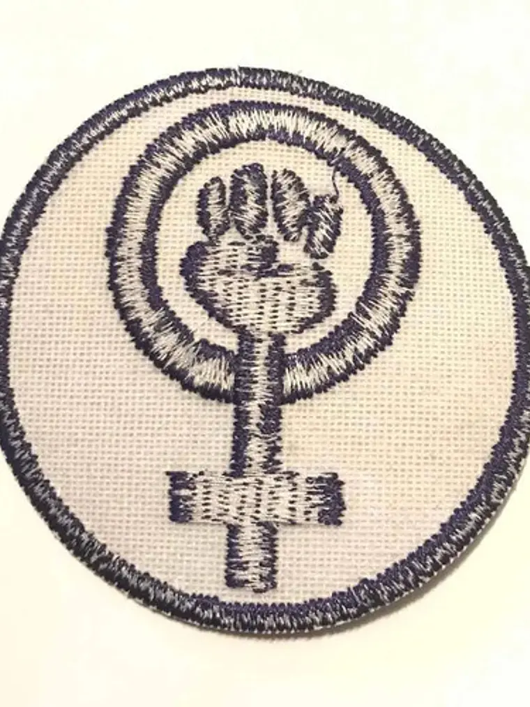 Parche Feminista Blanco Y Morado Símbolo Feminista (puño Dentro Del Símbolo De Venus) 2