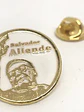 Pin Salvador Allende Redondo Dorado Y Blanco Retrato / Figura - Miniatura 1