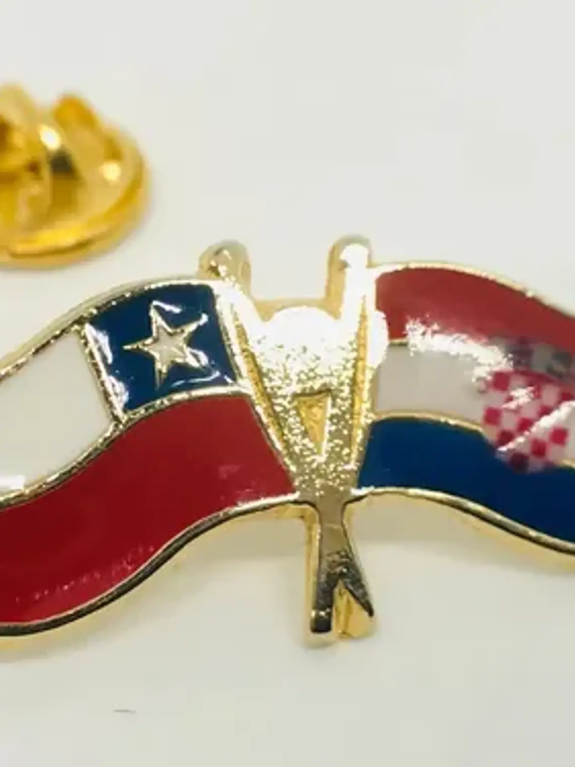 Pin Bandera Chile Y Croacia Entrelazadas  Rojo, Blanco, Azul, Dorado Banderas Entrelazadas 1