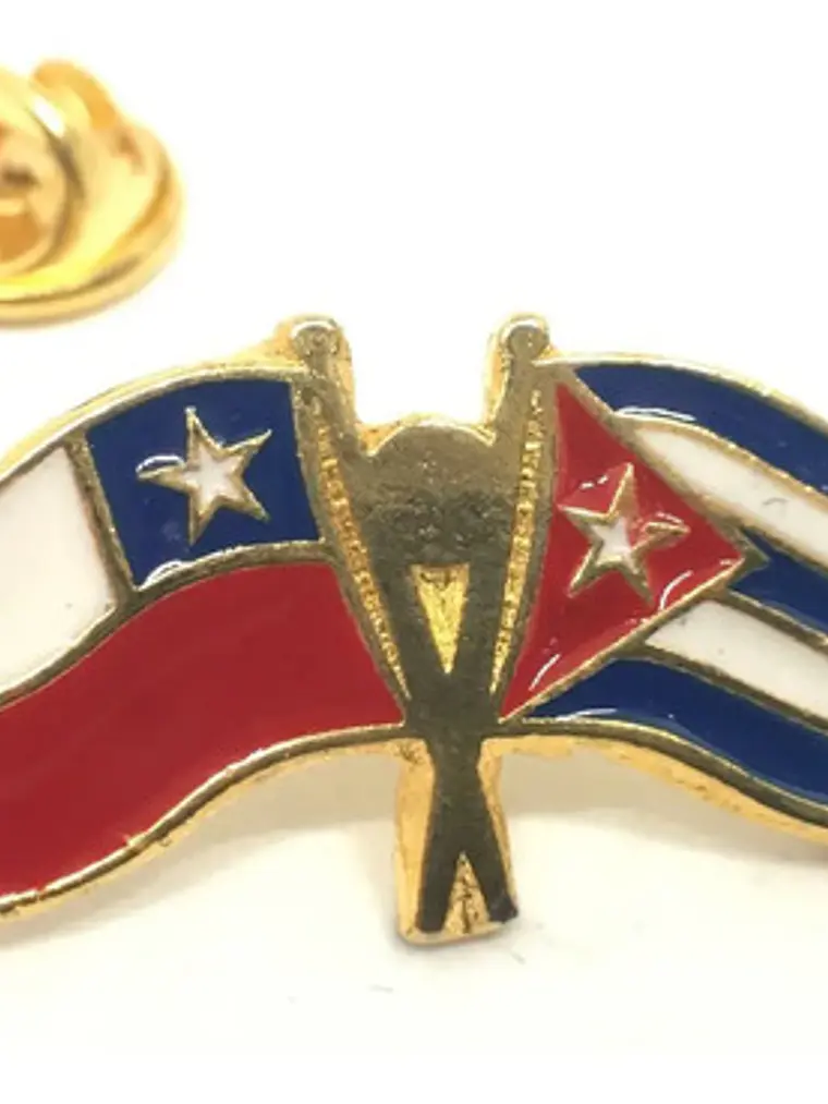 Pin Bandera Chile Y Cuba Entrelazadas  Dorado, Rojo, Blanco, Azul Banderas Entrelazadas 1