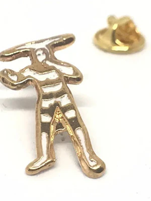 Pin Selknam Kotaix Patagonia Chile Dorado Con Detalles Blancos Figura Antropomorfa Selknam