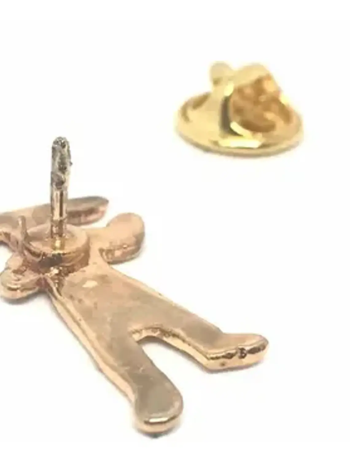 Pin Selknam Kotaix Patagonia Chile Dorado Con Detalles Blancos Figura Antropomorfa Selknam 2