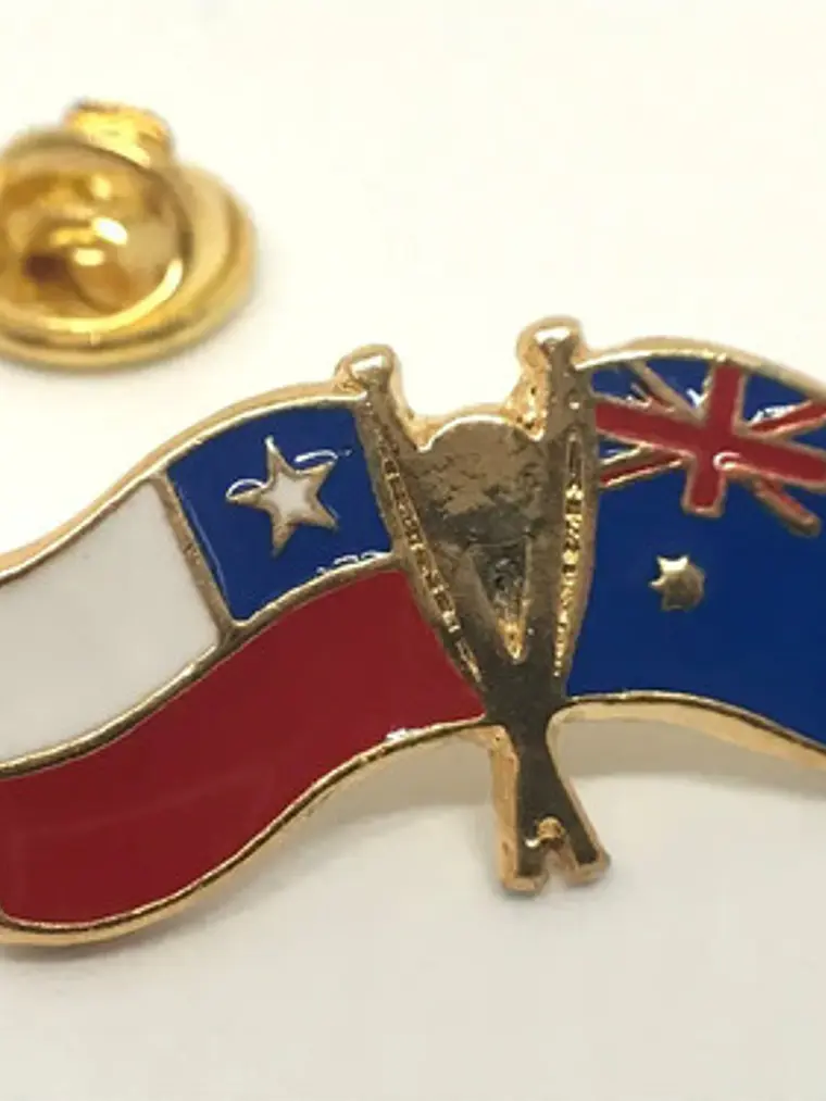 Pin Bandera Chile Y Australia Entrelazadas  Rojo, Blanco, Azul, Dorado Banderas Entrelazadas 1