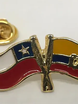 Pin Bandera Chile Y Ecuador Entrelazadas  Dorado, Rojo, Blanco, Azul Y Amarillo Banderas Entrelazadas