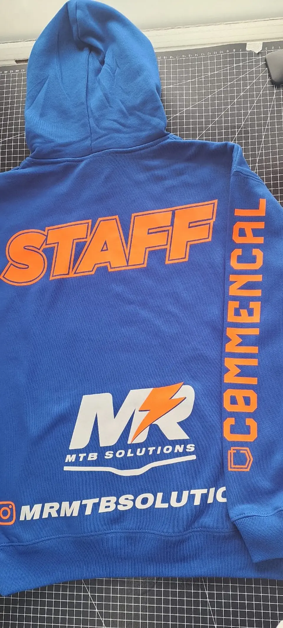 Poleron Canguro Personalizado en Vinilo Textil Reflectante 9