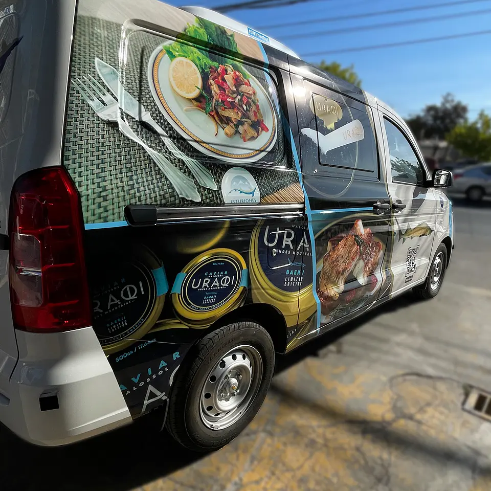 Branding Vehicular Parcial personalizado para Furgones  1