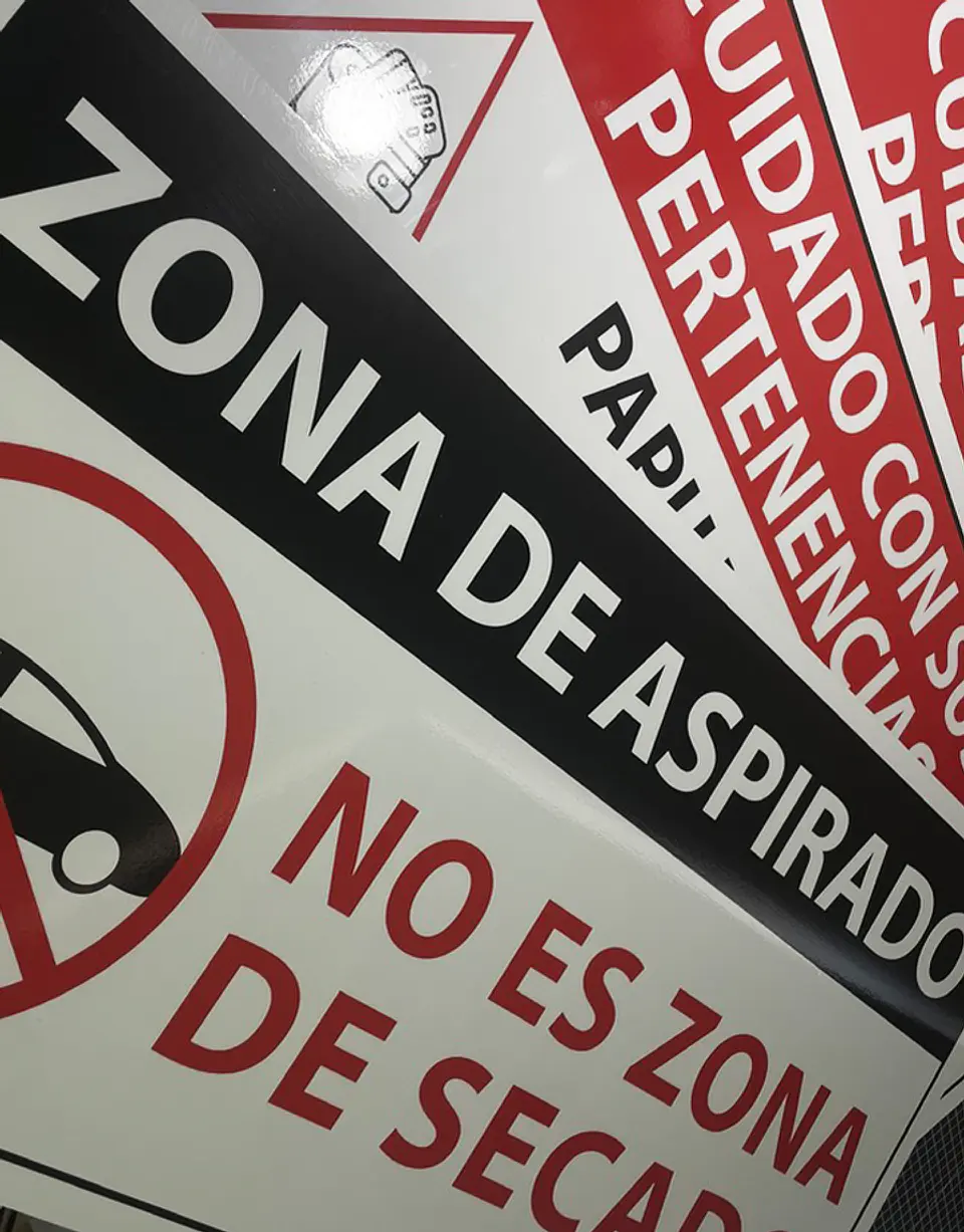 Adhesivo PVC  Promocional Con laminado UV 5