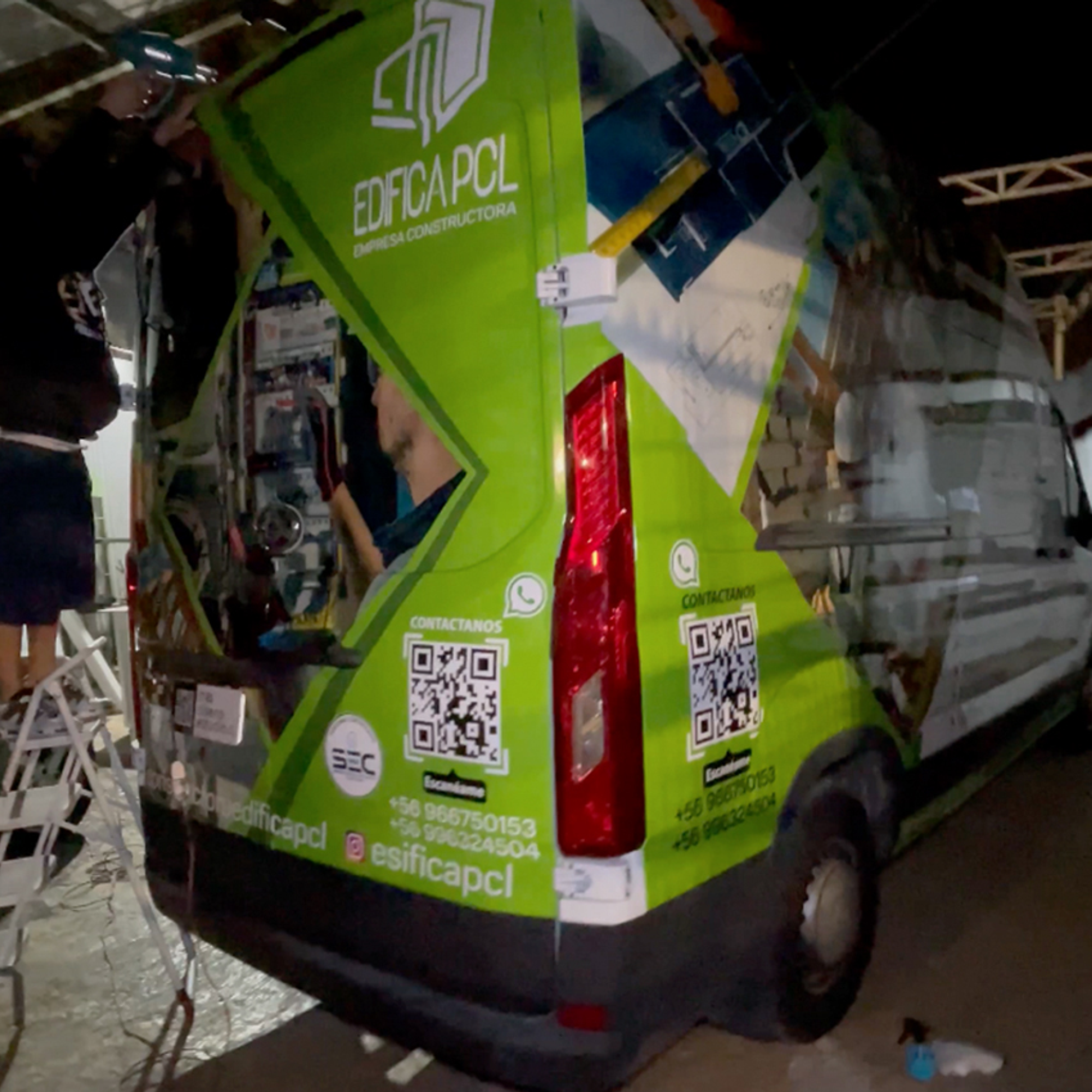 Branding Vehicular Parcial para Furgones de Gran Tamaño 8