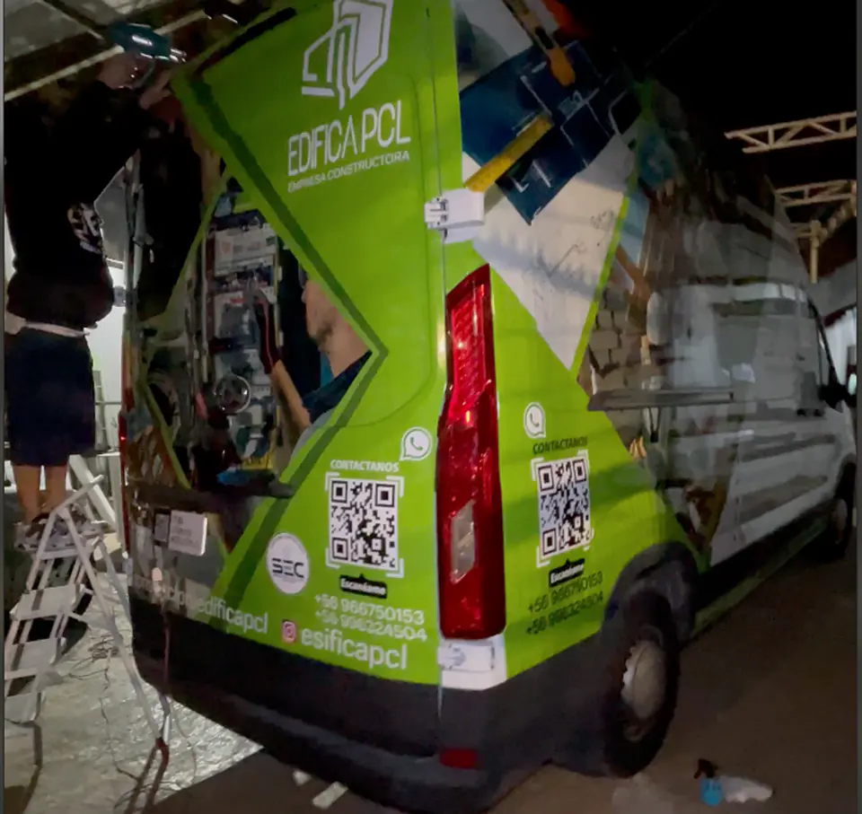 Branding Vehicular Parcial para Furgones de Gran Tamaño 8