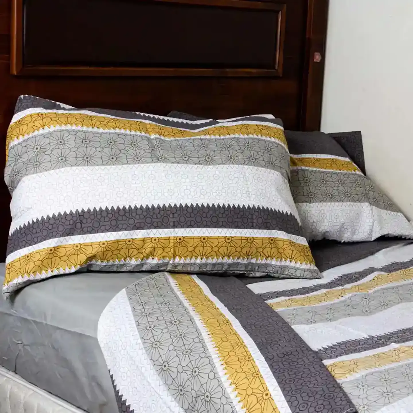 Juego de Sábanas Rayas Taupe King 1