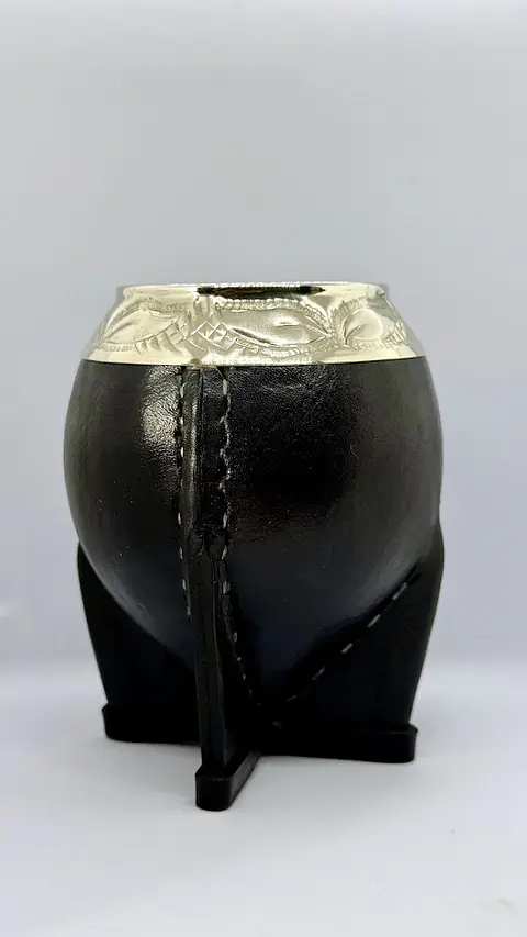 Mate Torpedo Uruguayo de Calabaza con Virola de Alpaca Cincelada – Negro