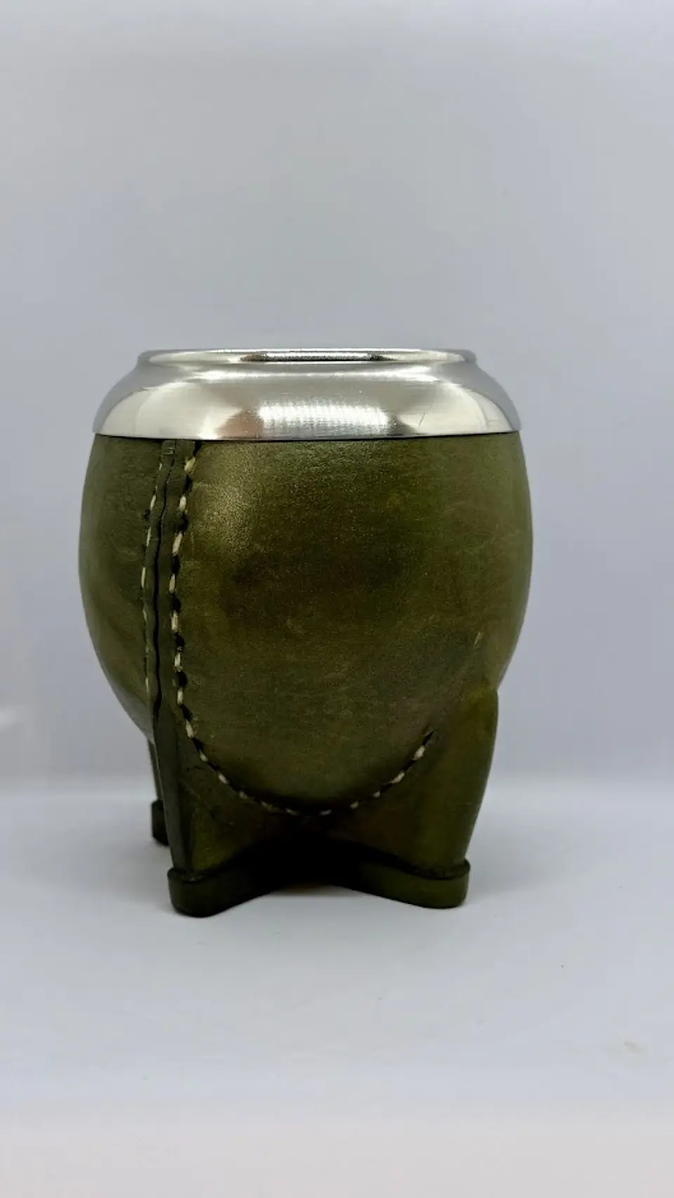 Mate Torpedo Uruguayo de Calabaza con Virola de Alpaca Lisa – Verde Oliva 1