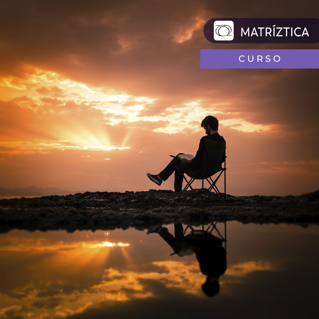 Persona reflexionando frente a un paisaje al atardecer