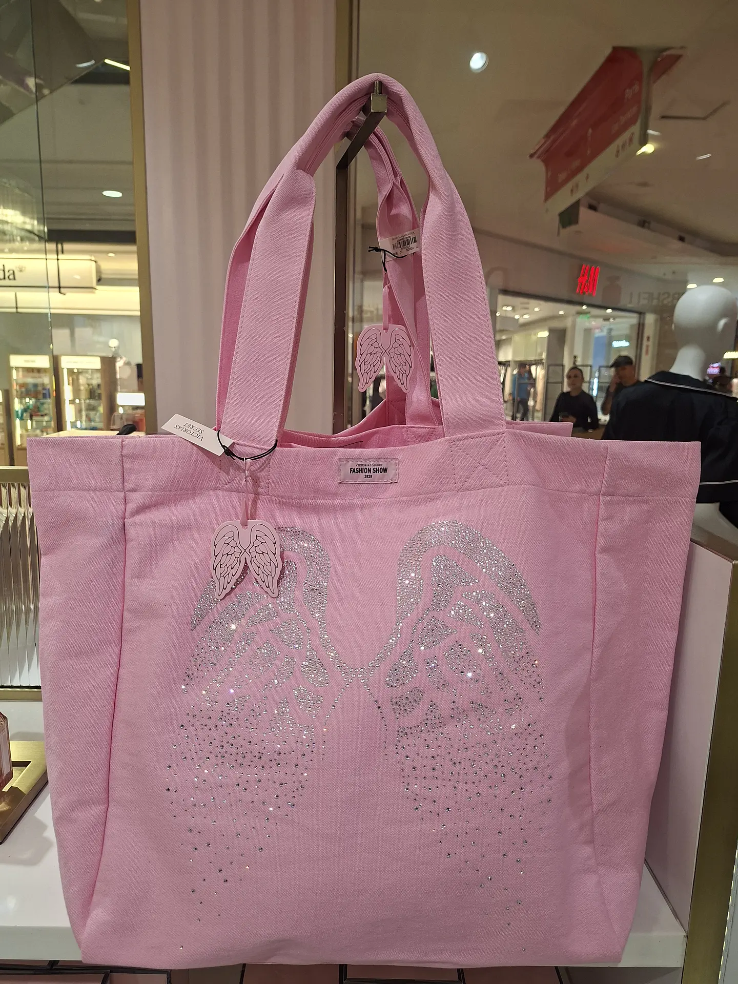Bolso lona con broche Fashion show 2026 1