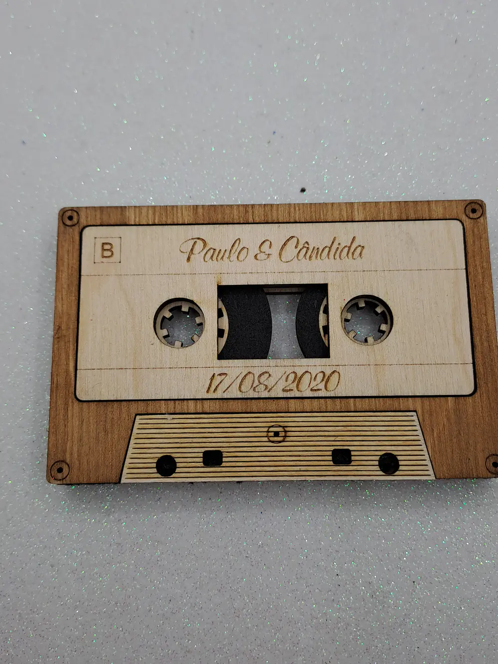 Cassete Vintage Personalizada com Música Favorita em Madeira 2