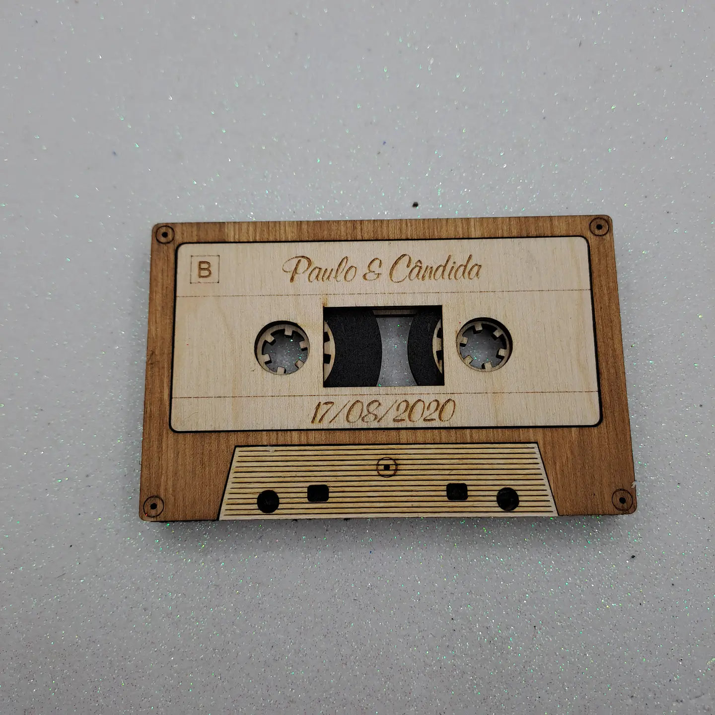 Cassete Vintage Personalizada com Música Favorita em Madeira 2