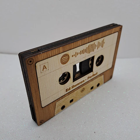 Cassete Vintage Personalizada com Música Favorita em Madeira