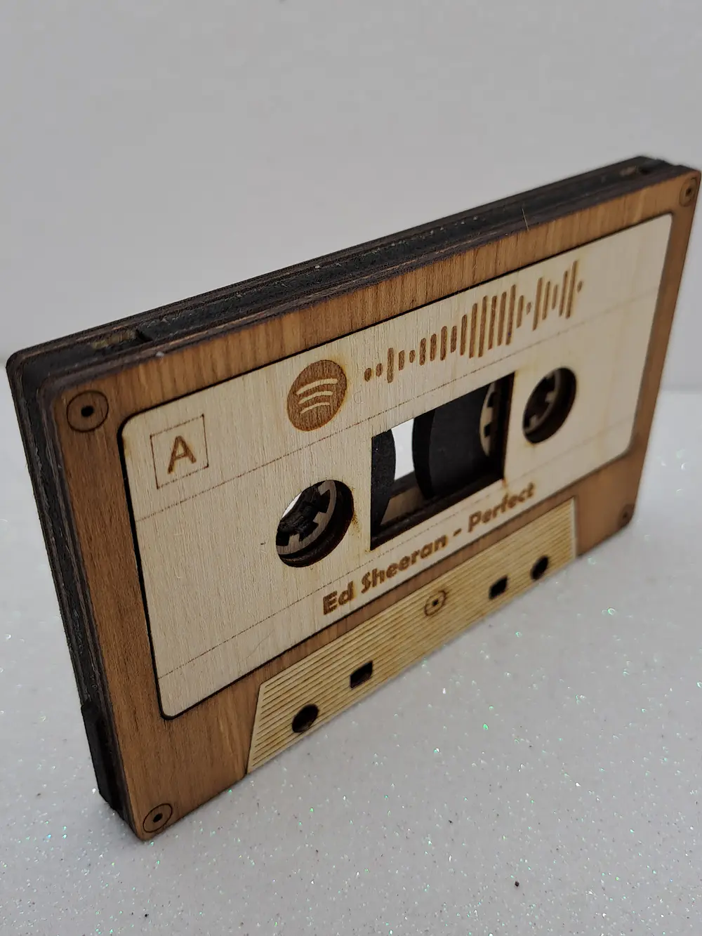 Cassete Vintage Personalizada com Música Favorita em Madeira 1