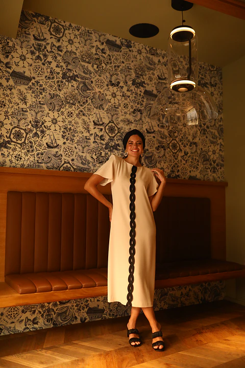 Vestido crep pasamaneria central largo midi