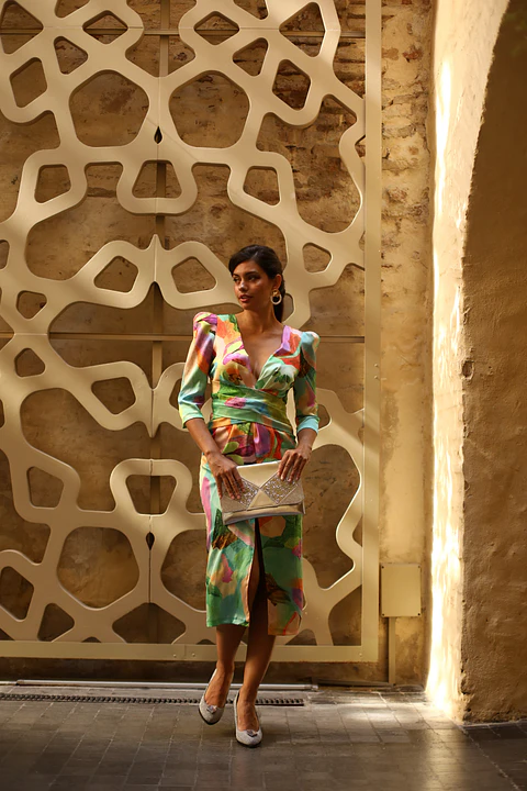 Vestido estampado escote pico tableado cintura
