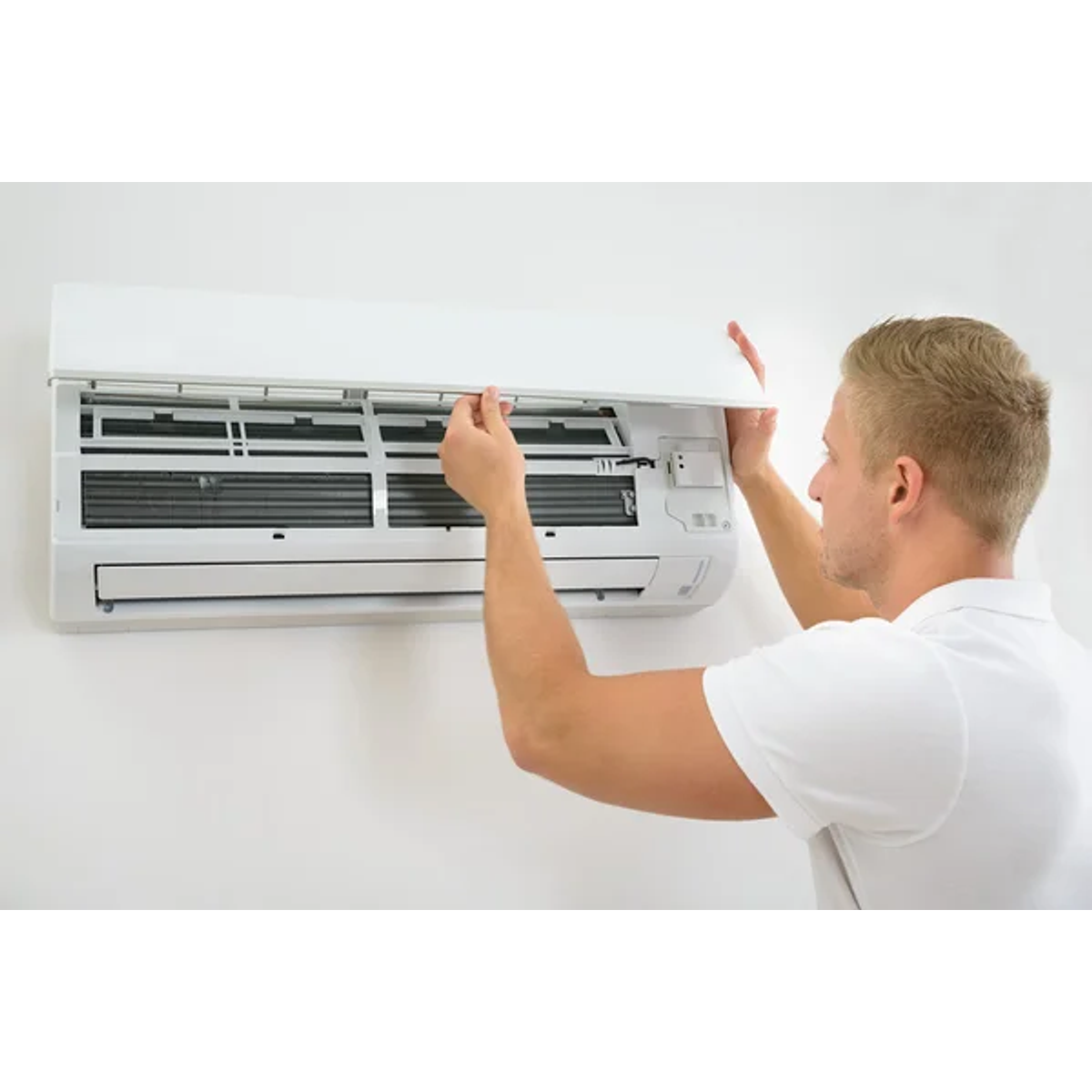 Кондиционер в интерьере. Сплит система. Кондиционеры. Человек с кондиционером. Сплит система кондиционер.
