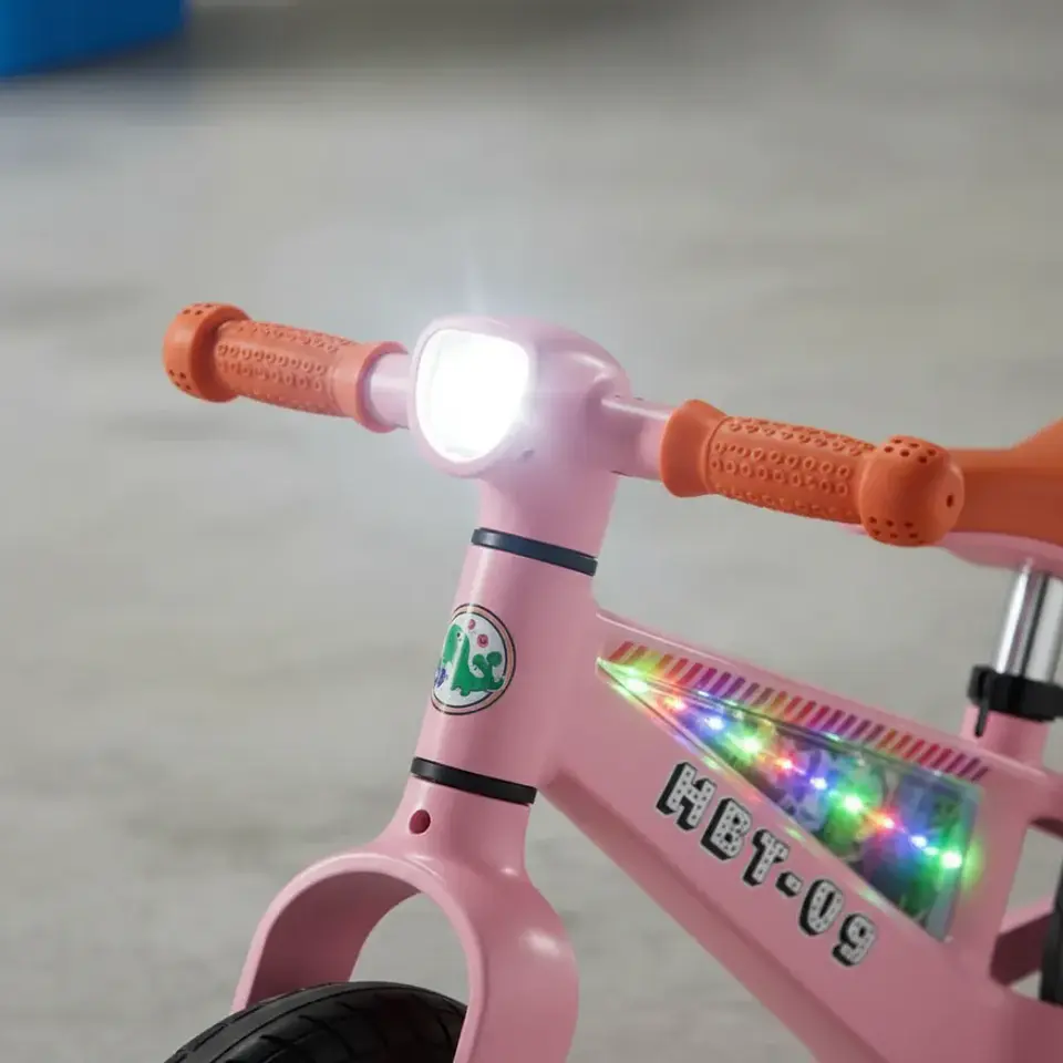 Bicicleta de Equilibrio para Niños con Luces LED y Música Rosada 2