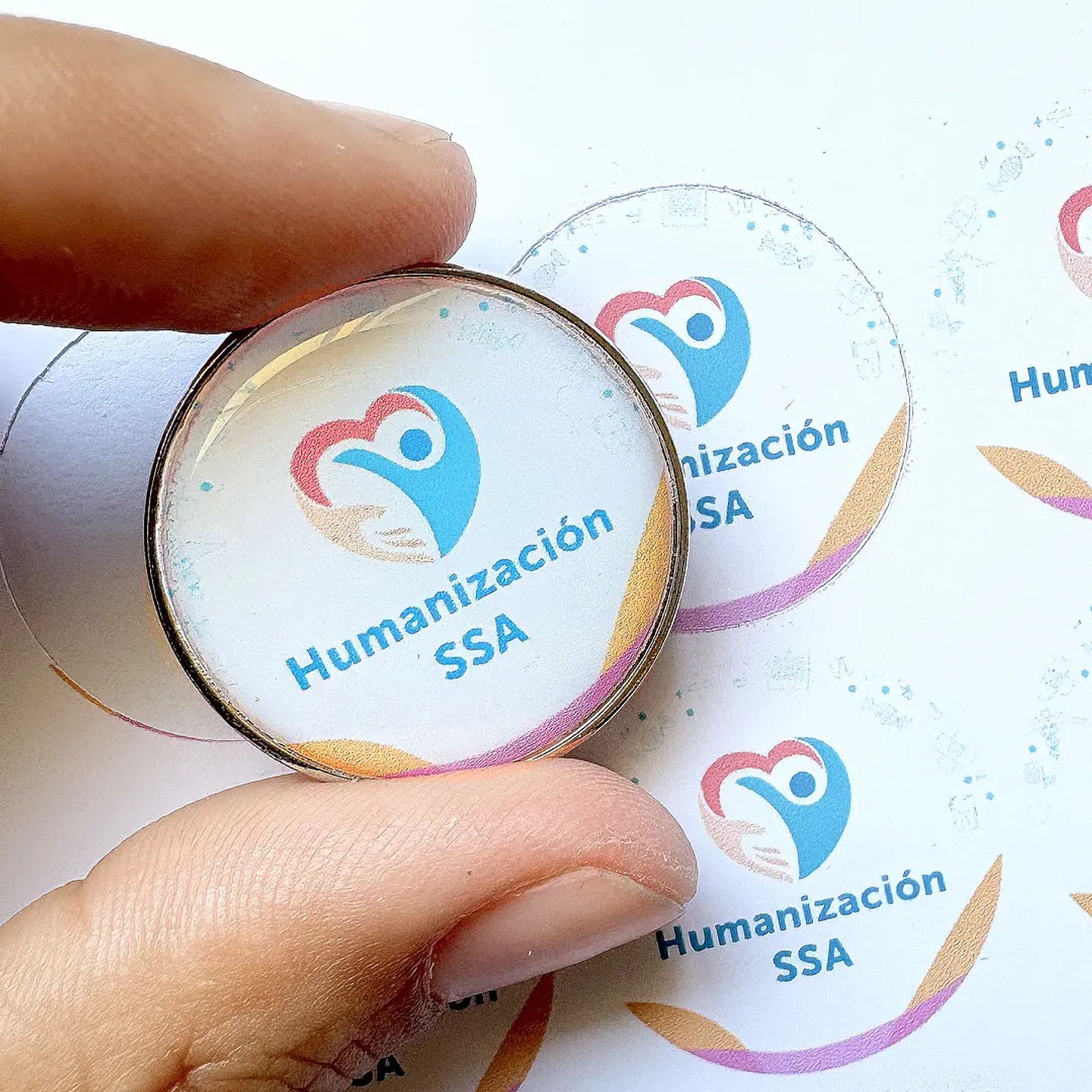 Pin Piocha Broche Redondo Dorado/Plateado 25mm con Domo Incluído 2