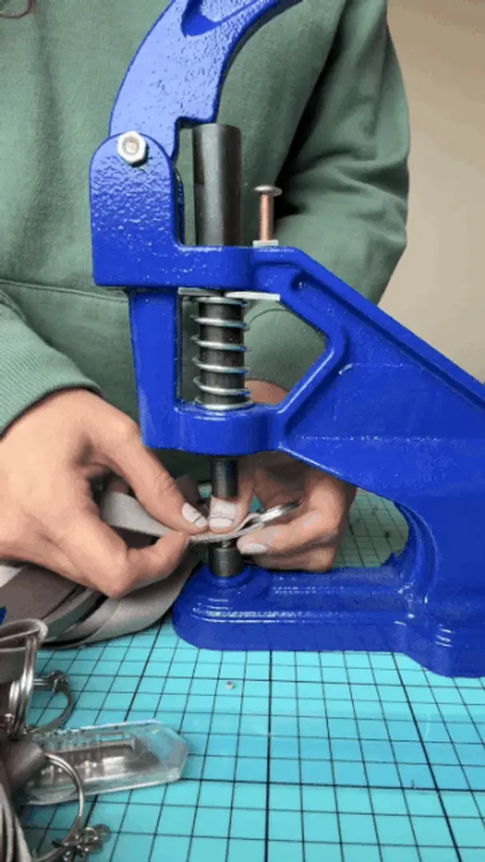 Remachadora o Prensa Estandar Color Azul incluye Matriz remache doble 1