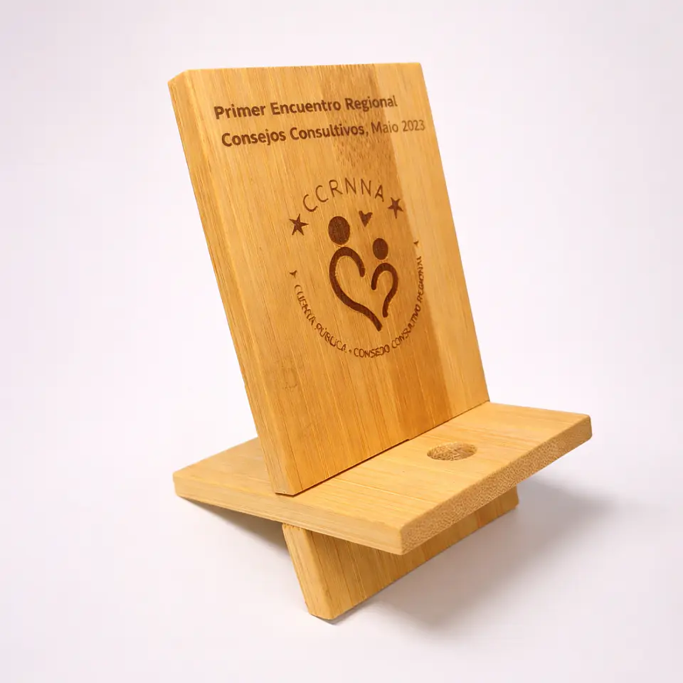 Portacelular de bambú con grabado personalizado — soporte escritorio madera regalo 1