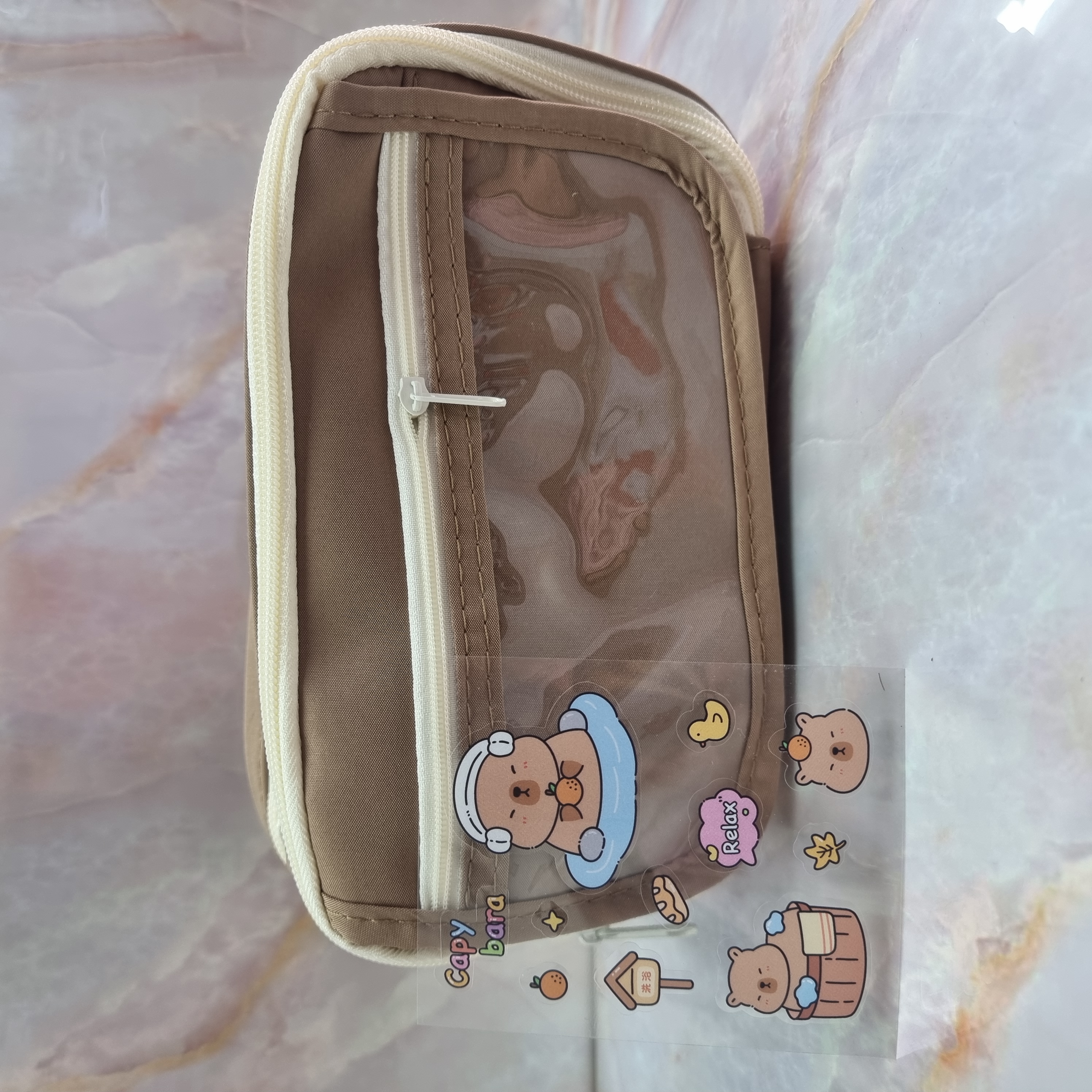 ESTUCHE+STICKERS CAPIBARA