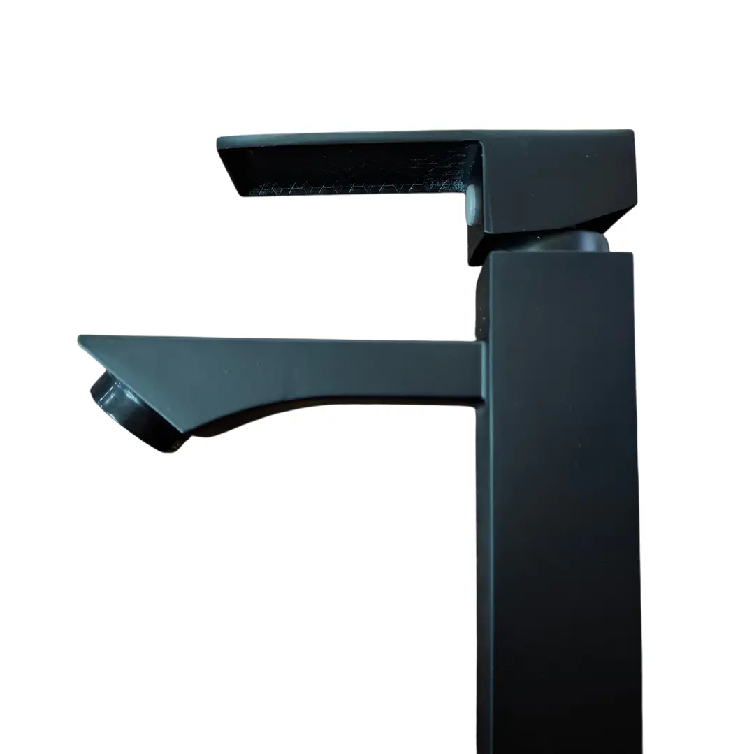 LLAVE DE LAVAMANOS 1