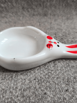 Plato pequeño de cerámica con forma de conejo