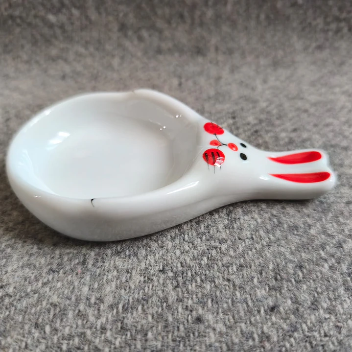 Plato pequeño de cerámica con forma de conejo 2