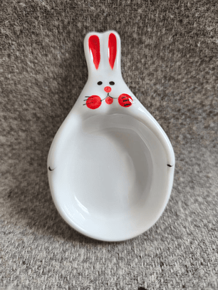Plato pequeño de cerámica con forma de conejo