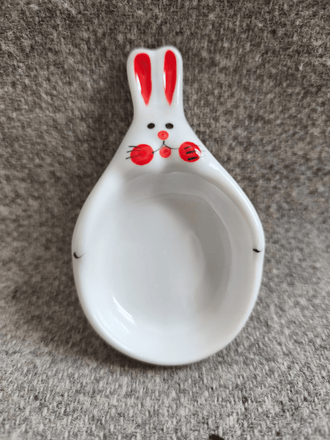 Plato pequeño de cerámica con forma de conejo