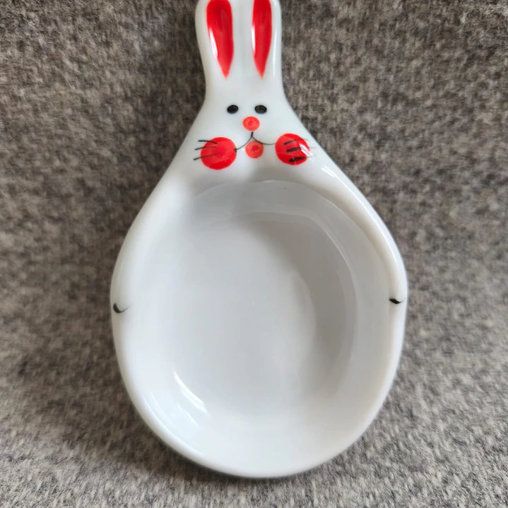 Plato pequeño de cerámica con forma de conejo 1