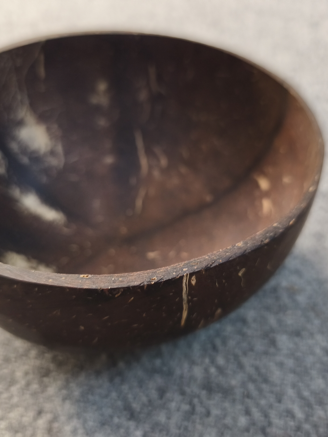 Una colección de cuatro artículos: dos cuencos de coco y dos cucharas de madera 2