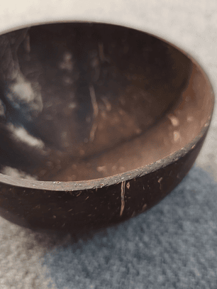 Una colección de cuatro artículos: dos cuencos de coco y dos cucharas de madera