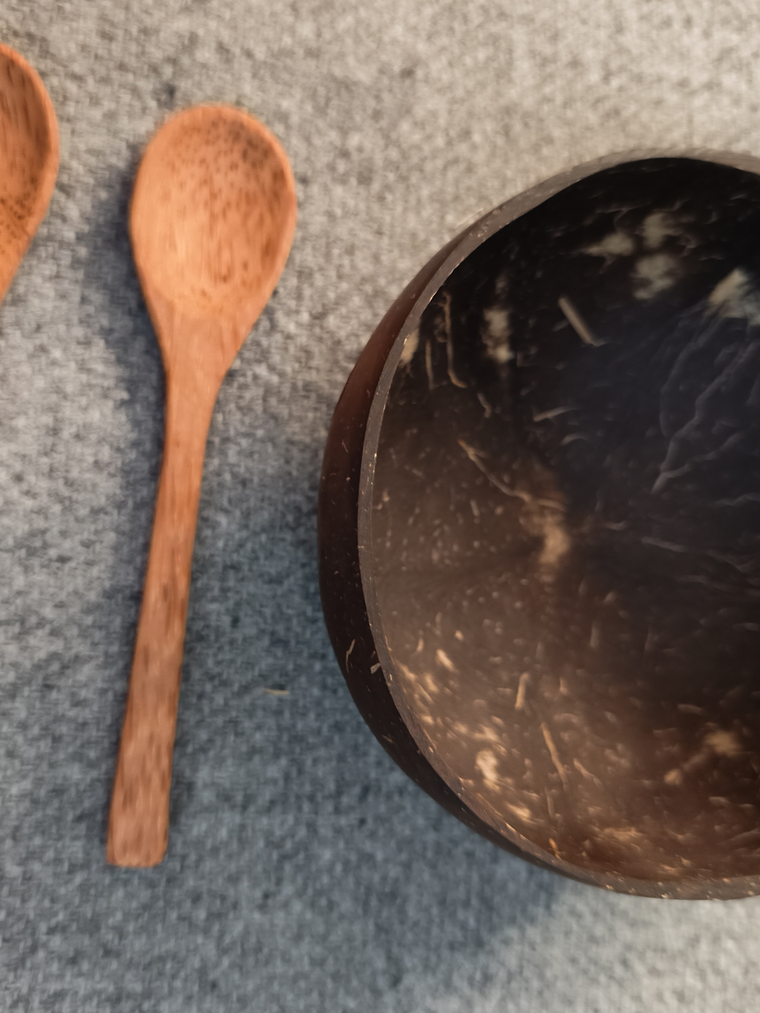 Una colección de cuatro artículos: dos cuencos de coco y dos cucharas de madera 3
